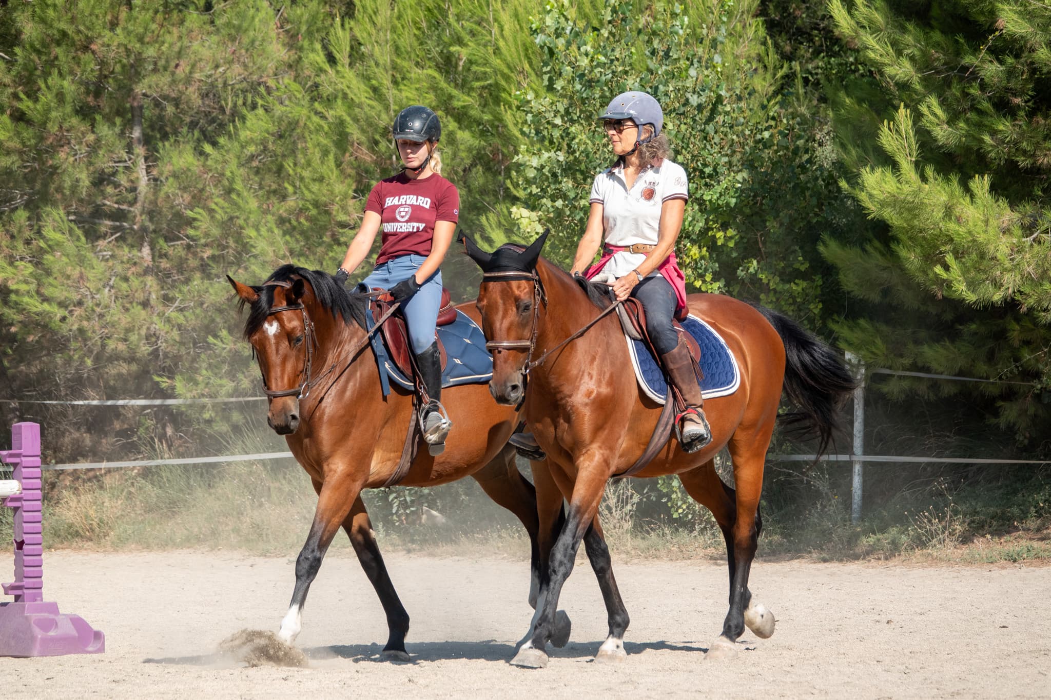 Deux cavalières au pas dans la carrière du Poney Club Desportis